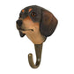 Der Wildlife Garden Handgeschnitzter Wandhaken aus Lindenholz 'Dackel' hat einen sorgfältig geschnitzten und bemalten Hundekopf mit schwarzen und braunen Felldetails sowie einen stabilen Metallhaken.