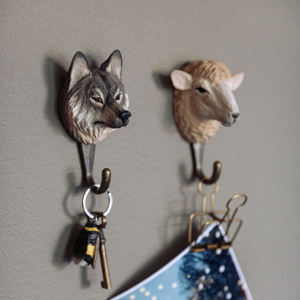 Der Wildlife Garden Handgeschnitzter Wandhaken aus Lindenholz 'Wolf' ist ein einzigartiger handgeschnitzter Wandhaken in Form eines Wolfskopfes - ein dekorativer Akzent für Schlüssel oder Accessoires der Marke Wildlife Garden.