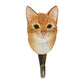 Der Wildlife Garden Handgeschnitzter Wandhaken aus Holz 'Hauskatze' ist ein Wandhaken in Katzenkopfform, mit detaillierten Merkmalen und einem Metallhaken - ideal als Geschenk für Naturliebhaber. Marke: Wildlife Garden.