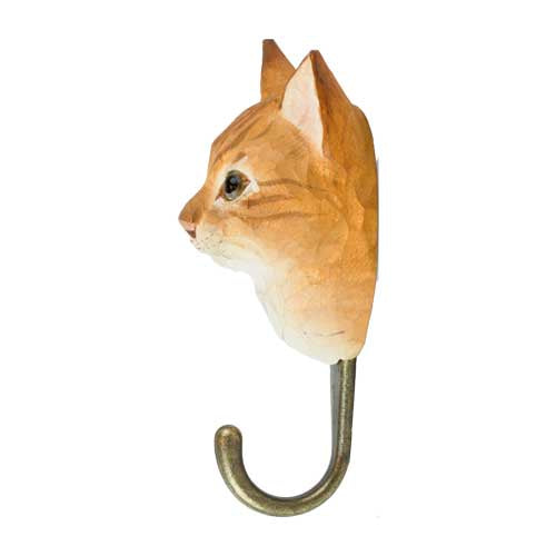 The Wildlife Garden Handgeschnitzter Wandhaken aus Holz 'Hauskatze' ist ein detailreicher Wandhaken mit orangefarbener Katzenkopf-Figur und messingfarbenem Haken-perfekte Katzen Deko und ein schönes Geschenk für Naturliebhaber.