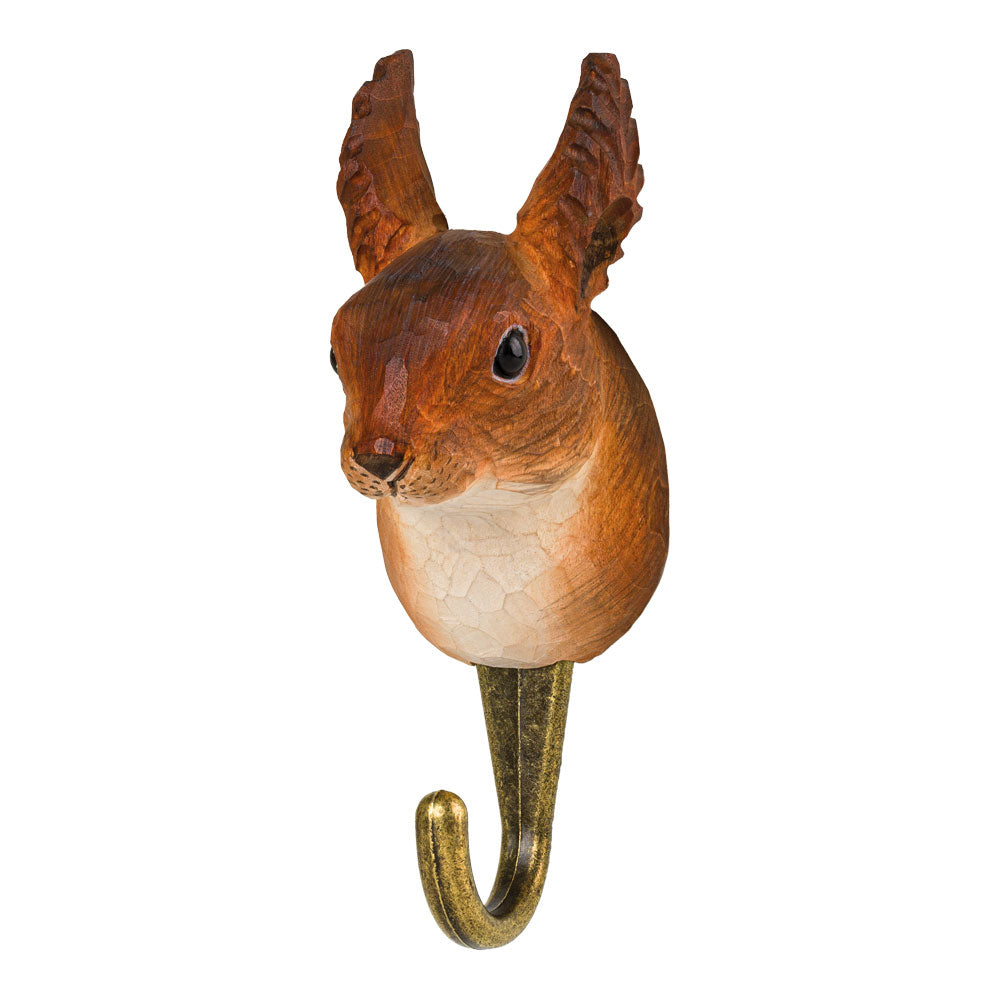 Der Wildlife Garden | Handgeschnitzte Wandhaken aus Holz 'Eichhörnchen' der Marke Wildlife Garden ist detailreich gestaltet, zeigt aufrechte Ohren, braun-weiße Bemalung und besitzt einen goldenen Metallhaken.