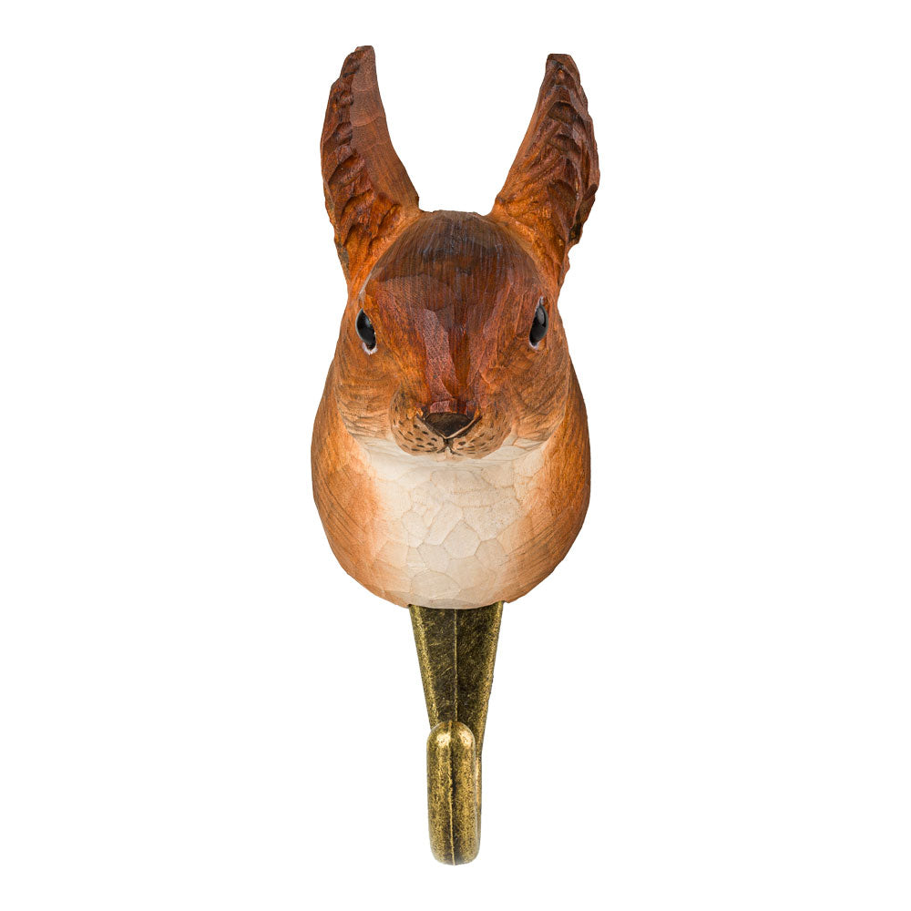 The Wildlife Garden Handgeschnitzter Wandhaken aus Holz 'Eichhörnchen' ist ein handgeschnitzter Wandhaken in Form eines Eichhörnchenkopfs mit goldfarbenem Metallhaken, vor weißem Hintergrund.