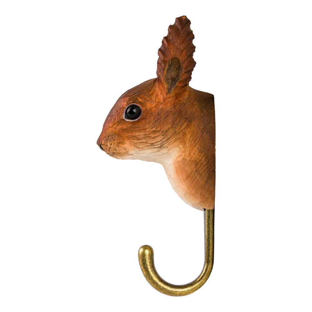 Der Wildlife Garden Handgeschnitzter Wandhaken aus Holz 'Eichhörnchen' zeigt einen braunen, detaillierten Eichhörnchenkopf und einen goldenen Metallhaken auf weißem Hintergrund. Von Wildlife Garden.