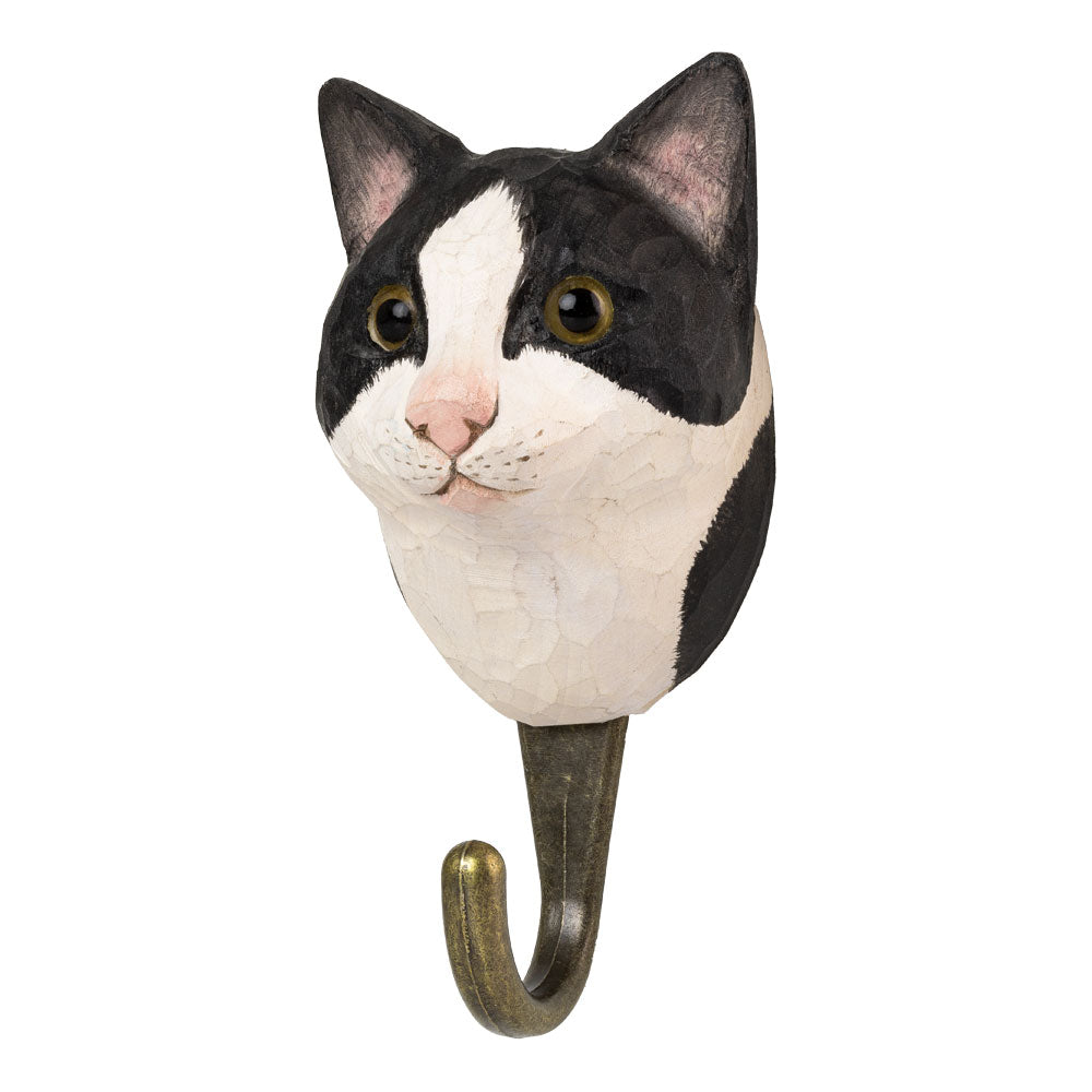 The Wildlife Garden Handgeschnitzter Wandhaken aus Holz 'Tuxedo Katze' ist ein einzigartiger Kleiderhaken in Katzenform mit realistischen Details - ideal für Ihr Zuhause.
