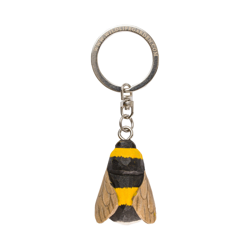 The Wildlife Garden Handgefertigter Schlüsselanhänger aus Holz 'Hummel' ist ein detailreicher, bemalter Schlüsselanhänger mit gelb-schwarz gestreifter Hummel - perfekt für Naturfreunde.