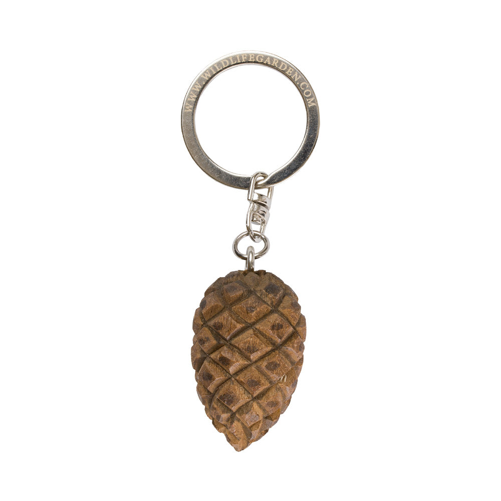 Der handgefertigte Schlüsselanhänger aus Holz "Zapfen" von Wildlife Garden mit Metallring ist das perfekte Geschenk für Naturfreunde.