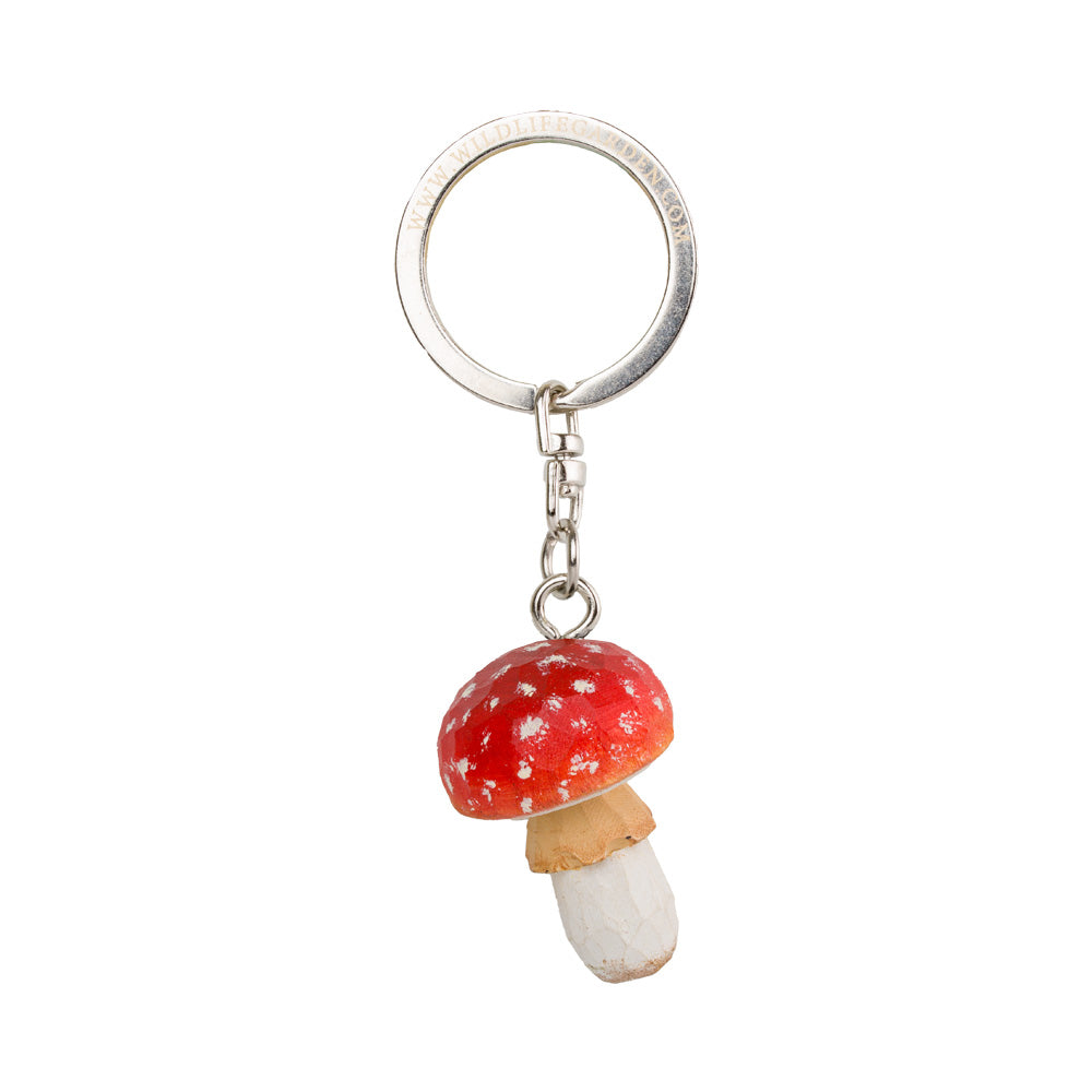 Der Wildlife | Handgefertigter Schlüsselanhänger aus Holz 'Fliegenpilz' von Wildlife Garden zeigt einen charmanten Fliegenpilz mit rotem Hut und weißen Punkten - das perfekte Accessoire für Naturfreunde und Pilz-Liebhaber.