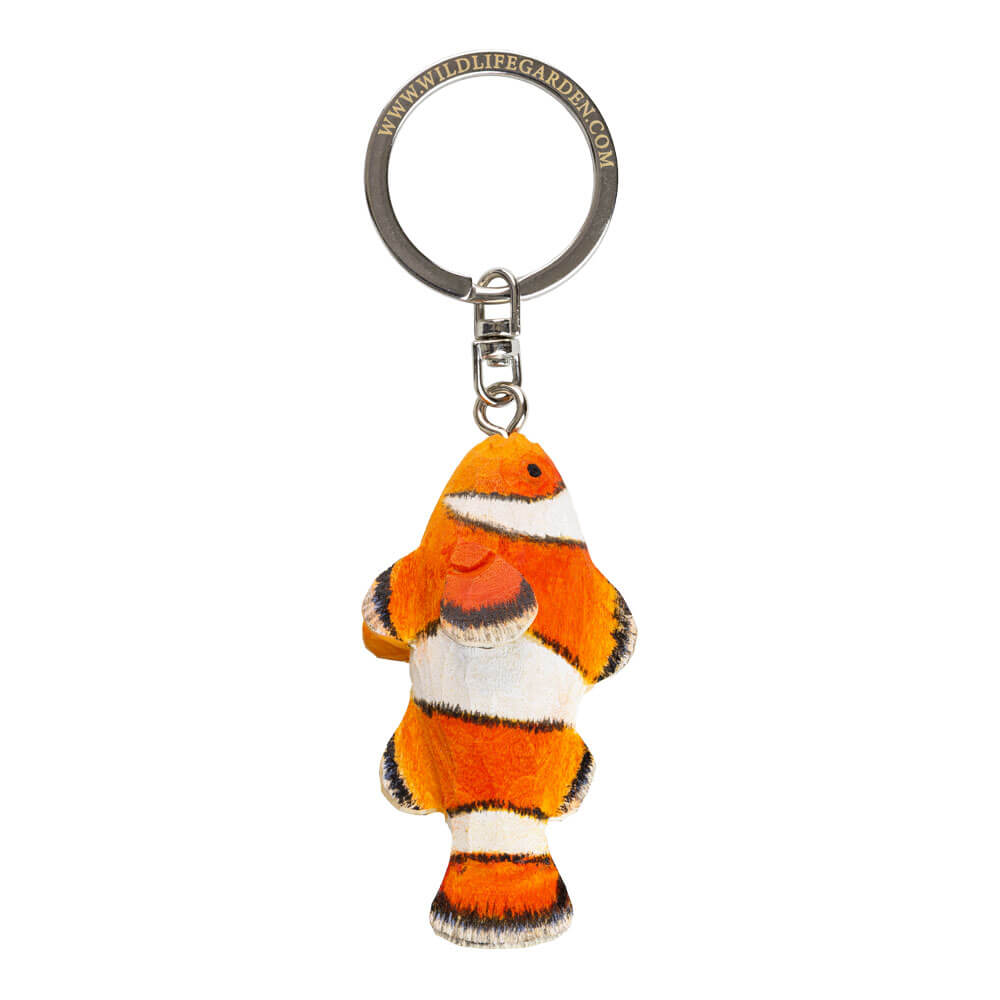 Der handgefertigte Schlüsselanhänger aus Holz | Clownfisch von Wildlife Garden zeigt einen bunt gestalteten, realistischen Fisch am Metallring - das perfekte Geschenk für Ozean-Fans und Liebhaber der Meereswelt.