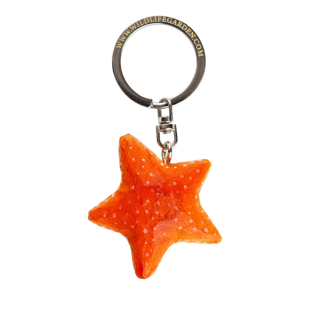 Der Wildlife Garden Schlüsselanhänger Seestern ist handgefertigt aus Holz, mit maritimem Design und leuchtend orange bemalt. Der Metallring trägt www.wildlifegarden.com auf seiner Oberfläche.