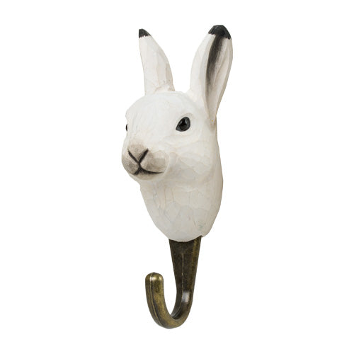 Der handgeschnitzte Wandhaken aus Holz 'Schneehase' von Wildlife Garden zeigt einen weißen arktischen Hasen mit schwarzen Ohrenspitzen und Metallhaken - ein originelles Geschenk für Tierliebhaber.