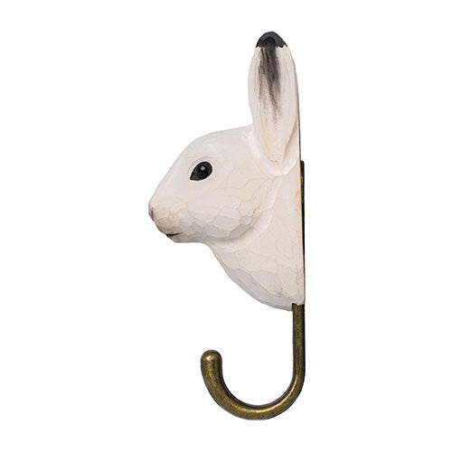 Der Wildlife Garden Handgeschnitzter Wandhaken aus Holz 'Schneehase' ist ein Wandhaken in Form eines weißen Hasenkopfes mit schwarz gespitzten Ohren und einem messingfarbenen Haken - ein originelles Geschenk für Tierfreunde.