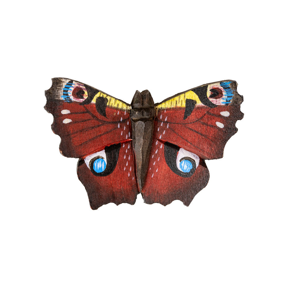 Handgeschnitzter "Schmetterling Tagpfauenauge" Magnet von Wildlife Garden, mit einem Schmetterling mit dunkelroten Flügeln und blauen, gelben und schwarzen Augenmustern. Von oben auf weißem Grund betrachtet - ideal, um jeden Raum zu erhellen.