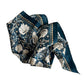 Der Koustrupco Seidenschal Morris Pimpernel Blau (50 x 50 cm) ist ein blau-weißer Seidenschal mit dem eleganten Muster Pimpernel Blau, inspiriert von William Morris.