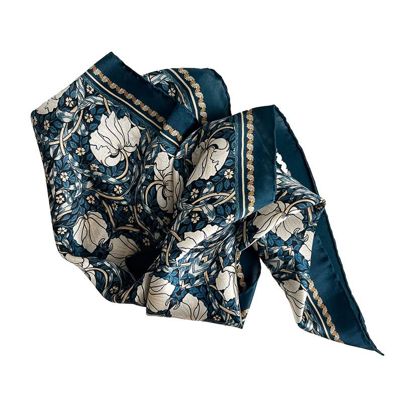 Der Koustrupco Seidenschal Morris Pimpernel Blau (50 x 50 cm) ist ein blau-weißer Seidenschal mit dem eleganten Muster Pimpernel Blau, inspiriert von William Morris.