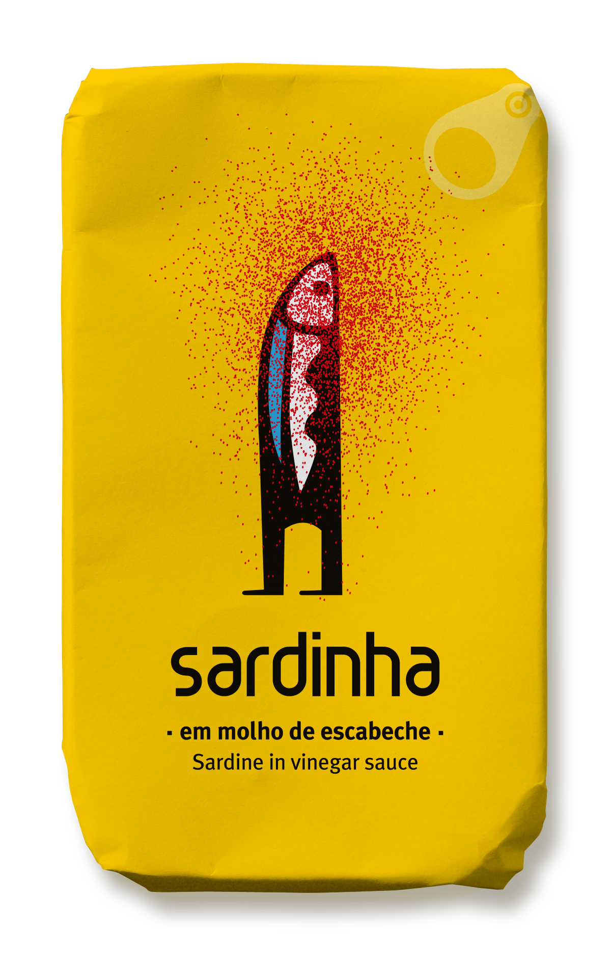 Eine gelbe Blechdose der Marke Sardinha ziert eine minimalistische Darstellung eines schwarzen Fisches mit roten Flecken. Der Text lautet „Sardinha em molho de escabeche“, „Sardine in Essigmarinade“ und „Sardinen in Escabeche“. Das Produkt wird als reich an Eiweiß und Omega-3-Fettsäuren ausgewiesen; die Aufreißlasche ist in der oberen rechten Ecke zu sehen. Der Produktname lautet Sardinha | Sardine in Essigmarinade.
