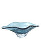 Die AULICA | Dekorative blaue Glasschale (33 x 18 x 10,5 cm) hat einen breiten, gewellten Rand und eine strukturierte Oberfläche, die an blühende Blumen erinnert - eine auffällige Schale für jedes Ambiente.