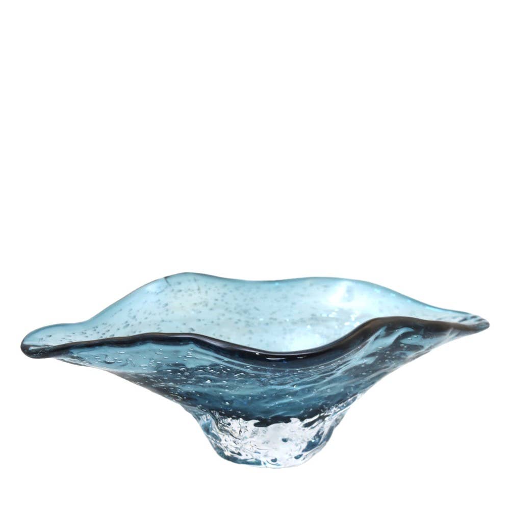 Die AULICA | Dekorative blaue Glasschale (33 x 18 x 10,5 cm) hat einen breiten, gewellten Rand und eine strukturierte Oberfläche, die an blühende Blumen erinnert - eine auffällige Schale für jedes Ambiente.