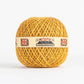 Ein Safran-Knäuel von Nutscene Twines Ltd - Farbenfrohe Jute-Schnurbälle aus der Heritage Twine-Reihe, mit einem Papieretikett mit britischen Flaggen und "THE IDEAL GARDEN TWINE" auf weißem Hintergrund.