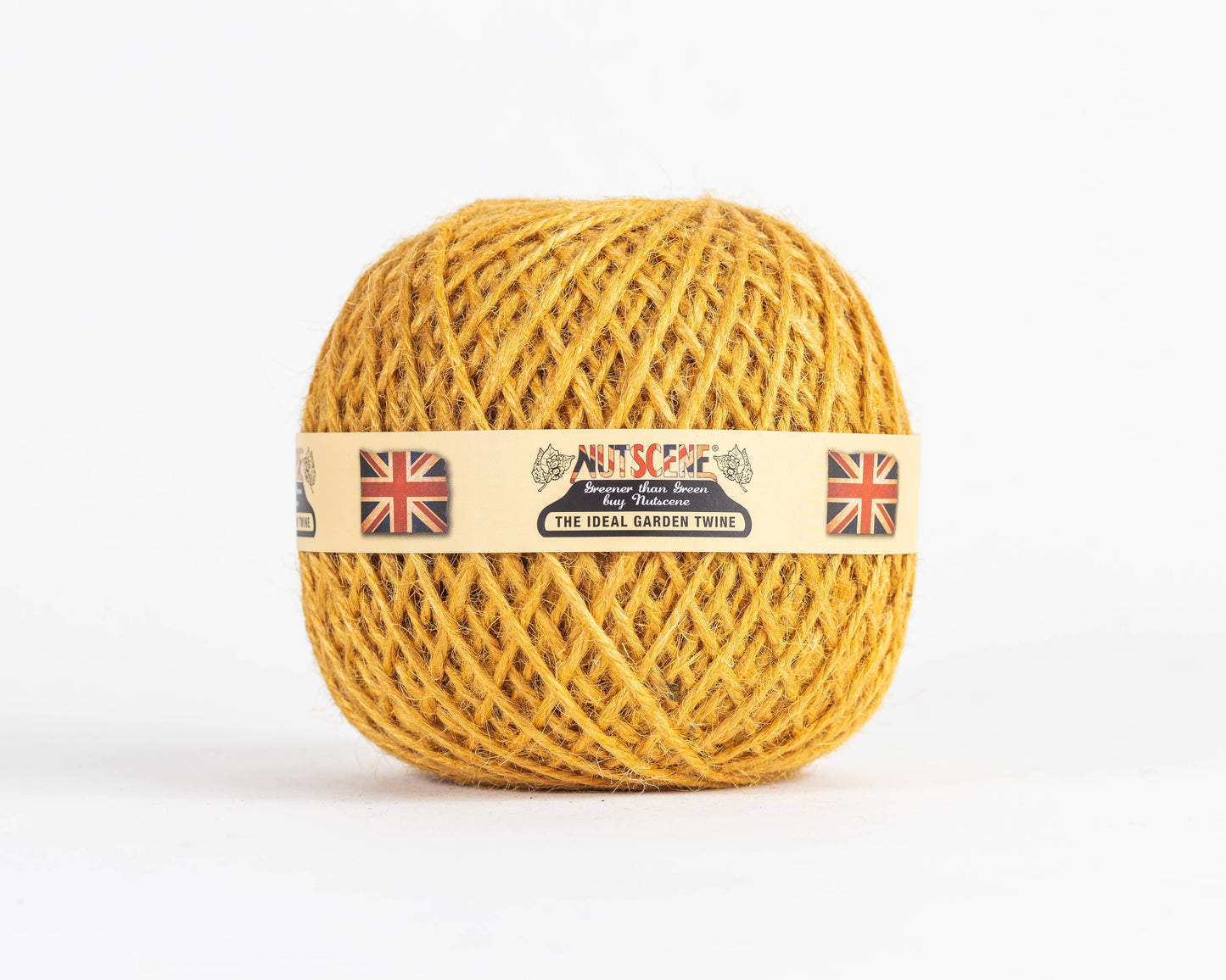 Eine Spule goldgelbes „Nutscene | Heritage Jutegarn“ in der Farbe „Safran“ (130 m) von Nutscene Twines Ltd, beschriftet mit „The Ideal Garden Twine“ und mit zwei britischen Flaggen auf dem Etikett vor weißem Hintergrund.