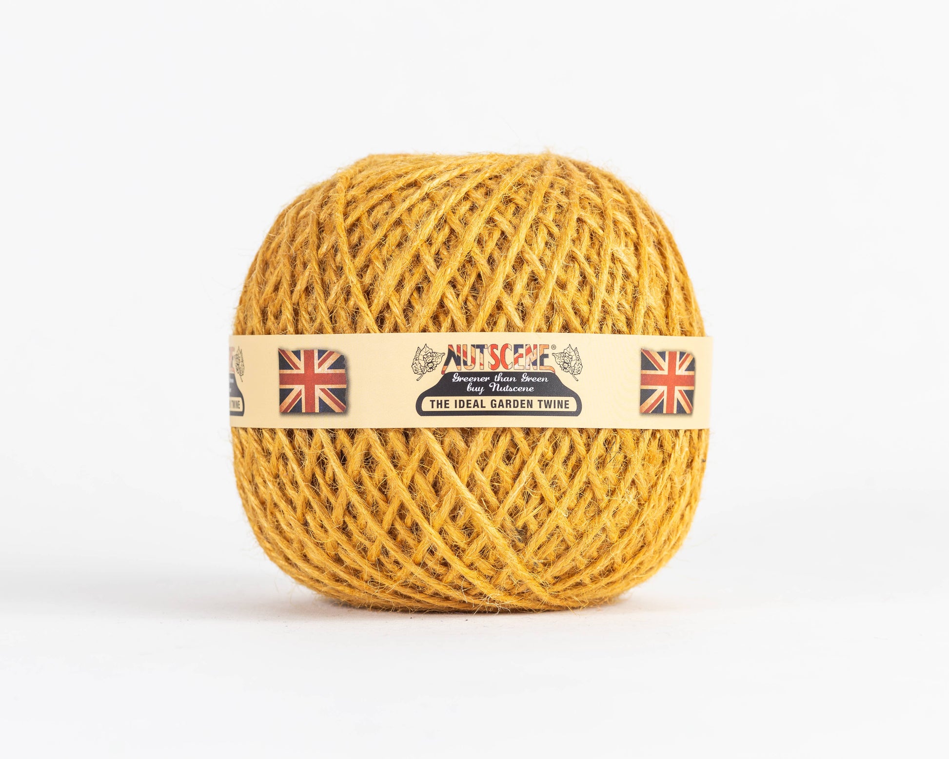 Eine Spule goldgelbes „Nutscene | Heritage Jutegarn“ in der Farbe „Safran“ (130 m) von Nutscene Twines Ltd, beschriftet mit „The Ideal Garden Twine“ und mit zwei britischen Flaggen auf dem Etikett vor weißem Hintergrund.
