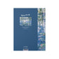Das Museum | Das Künstler-Skizzenbuch „Monet Seerosen“ aus dem MUSEUM WEBSHOP verfügt über einen blauen Einband, der in der Mitte der Vorderseite mit einem kleinen Druck von Claude Monets berühmtem Seerosen-Gemälde „Monet Seerosen“ verziert ist. Oben ziert Monets Signatur den Einband, während ein vertikaler Streifen des Kunstwerks den rechten Rand elegant schmückt. Dieses Künstler-Skizzenbuch eignet sich perfekt als leeres Skizzenbuch für Ihre eigenen kreativen Ideen oder Skizzen.