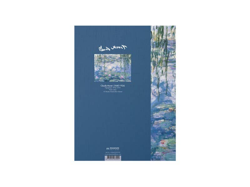 Das Museum | Das Künstler-Skizzenbuch „Monet Seerosen“ aus dem MUSEUM WEBSHOP verfügt über einen blauen Einband, der in der Mitte der Vorderseite mit einem kleinen Druck von Claude Monets berühmtem Seerosen-Gemälde „Monet Seerosen“ verziert ist. Oben ziert Monets Signatur den Einband, während ein vertikaler Streifen des Kunstwerks den rechten Rand elegant schmückt. Dieses Künstler-Skizzenbuch eignet sich perfekt als leeres Skizzenbuch für Ihre eigenen kreativen Ideen oder Skizzen.