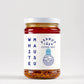 Ein 460-g-Glas der White Mausu Ltd White Mausu | Erdnuss Rayu Extra Hot, mit weißem Deckel und blau akzentuiertem Etikett, auf dem ein Vogel gezeichnet ist. Im Inneren des Glases ist stückiges extra-scharfes Chiliöl mit Sesam zu sehen.