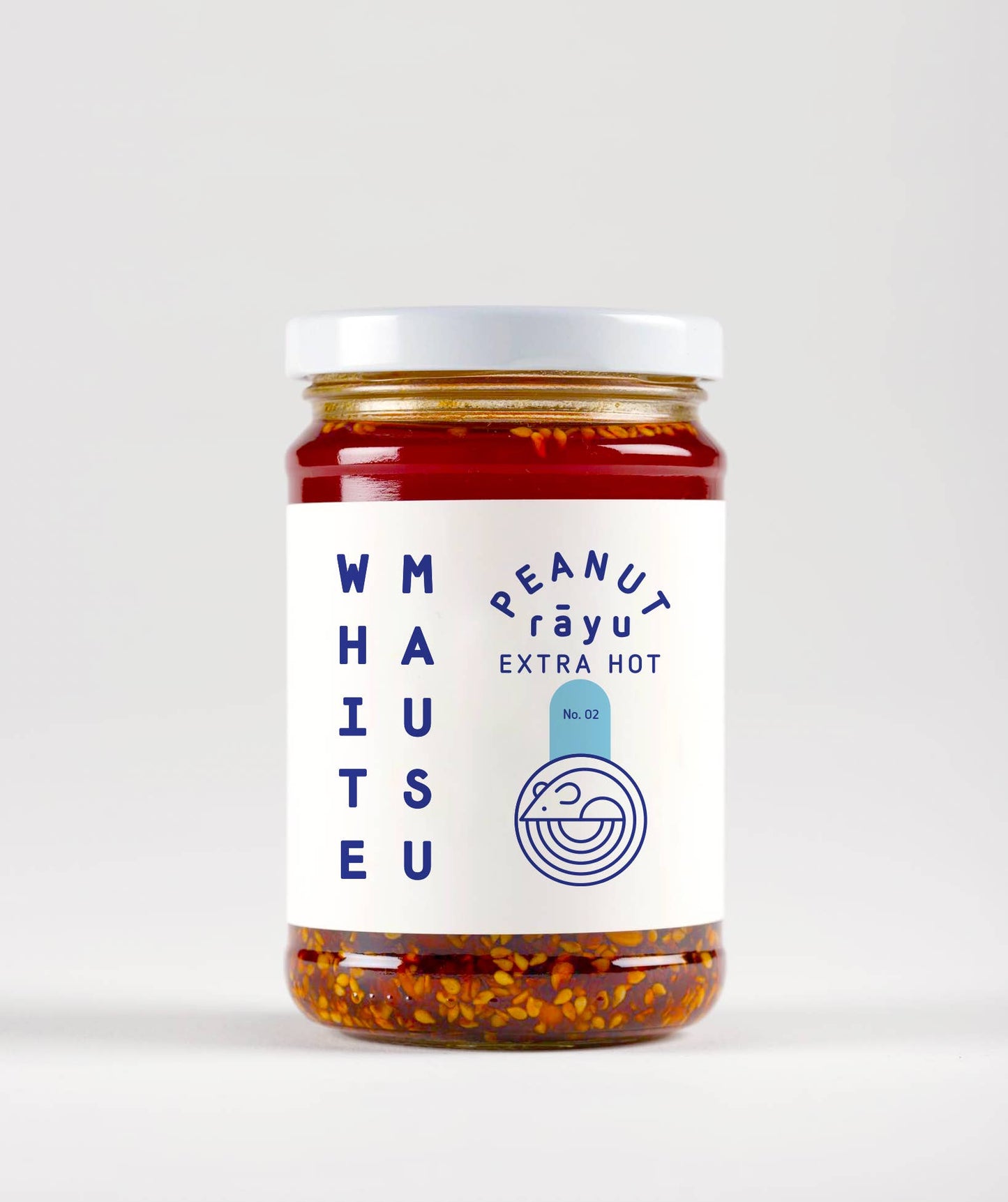 Ein 460-g-Glas der White Mausu Ltd White Mausu | Erdnuss Rayu Extra Hot, mit weißem Deckel und blau akzentuiertem Etikett, auf dem ein Vogel gezeichnet ist. Im Inneren des Glases ist stückiges extra-scharfes Chiliöl mit Sesam zu sehen.