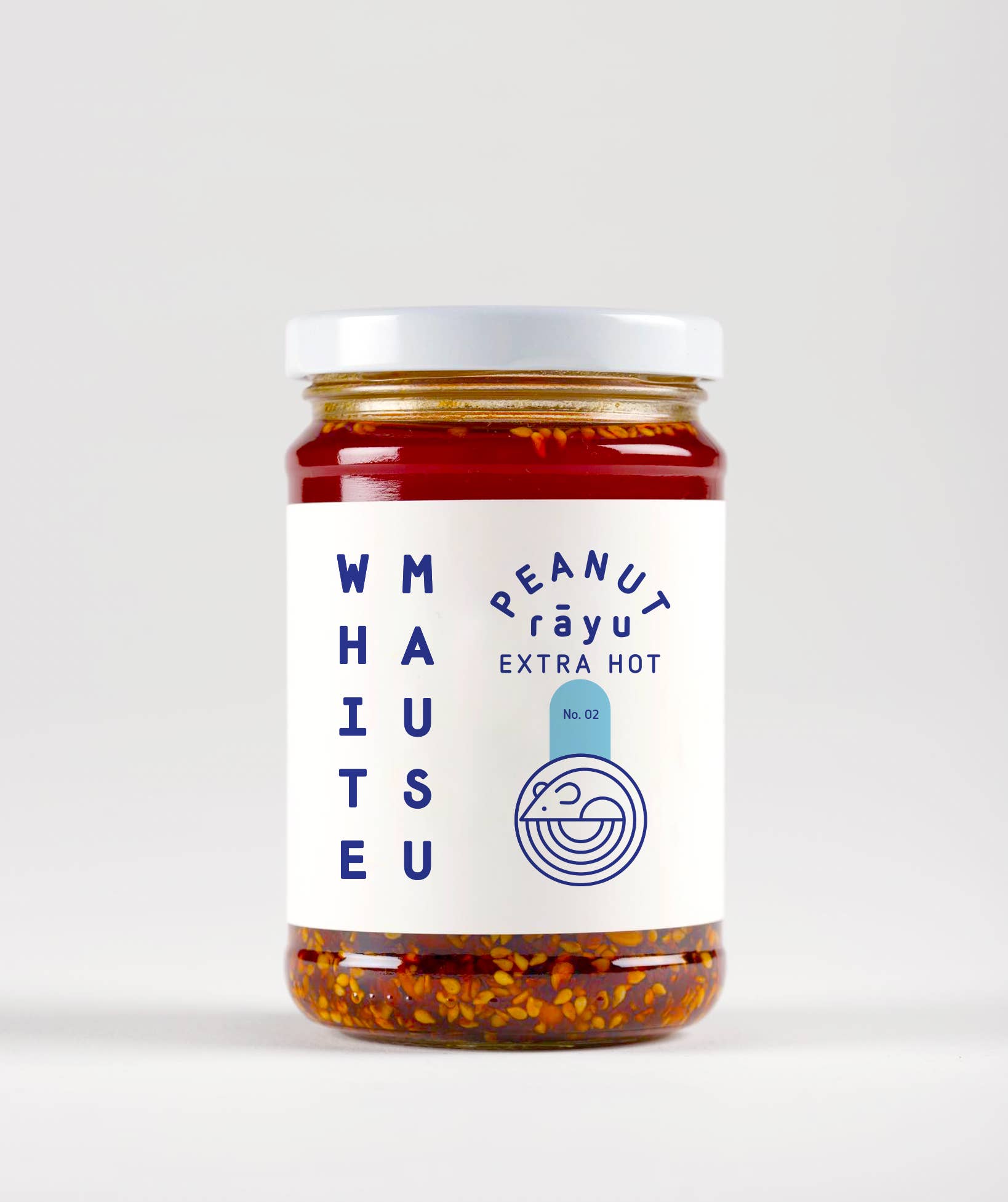 Ein 460-g-Glas der White Mausu Ltd White Mausu | Erdnuss Rayu Extra Hot, mit weißem Deckel und blau akzentuiertem Etikett, auf dem ein Vogel gezeichnet ist. Im Inneren des Glases ist stückiges extra-scharfes Chiliöl mit Sesam zu sehen.