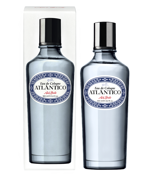 Zwei identische 100-ml-Flaschen Ach.Brito Eau de Cologne Atlântico mit blauem Etikett und schwarzem Verschluss, eine verpackt und eine unverpackt, heben den erfrischenden Duft von Atlântico vor einem hellen Hintergrund hervor.