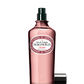 Ein rosafarbener Glasflakon von Ach.Brito Eau de Cologne | Magnolia 100 ml mit schwarzem Sprühkopf und Kappe steht auf einem weißen Hintergrund.