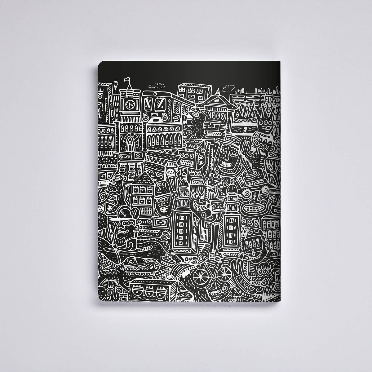 Wir stellen vor: das nuuna | „Berlin“ Notizbuch Graphic L im Format A5+: ein stilvolles Notizbuch mit schwarzem Einband, der mit filigranen, verspielten weißen Strichzeichnungen von Gebäuden, Fahrzeugen und Gegenständen verziert ist und so ein lebendiges Stadtbild schafft – ideal für Fans modernen Designs. Dieses von nuuna aus recyceltem Leder gefertigte Notizbuch verbindet zeitgenössische Ästhetik mit nachhaltigen Materialien.