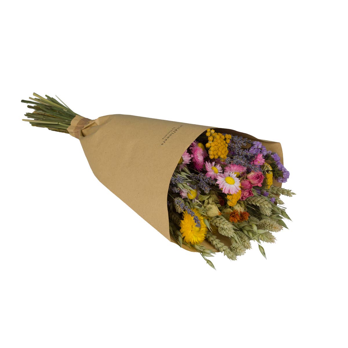 „The Wildflowers by Floriette“ | Trockenblumen „Feldblumenstrauß“ S – M: Ein bezaubernder Strauß aus verschiedenen getrockneten Wildblumen von „The Wildflowers by Floriette“, wunderschön in braunes Kraftpapier verpackt und elegant vor einem weißen Hintergrund präsentiert.