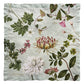 Die Leinenserviette „Flora Danica Atlas“ von Koustrupco (45 x 45 cm) ist eine quadratische Leinenserviette, die auf hellem Hintergrund mit detailreichen, farbenfrohen botanischen Illustrationen von Blumen, Blättern und Ranken verziert ist.