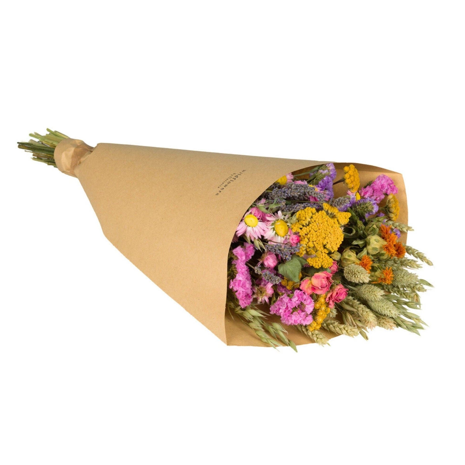 „The Wildflowers by Floriette | Trockenblumen ‚Feldblumenstrauß‘ S – M“ besticht durch ein farbenfrohes Arrangement aus gelben, rosa, violetten und orangefarbenen Trockenblumen. Eingewickelt in braunes Kraftpapier, wobei die Stiele an einem Ende frei liegen, fängt dieser bezaubernde Strauß von „Wildflowers by Floriette“ die natürliche Schönheit von Wildblumen ein und verleiht jeder Umgebung einen rustikalen Hauch von Eleganz.