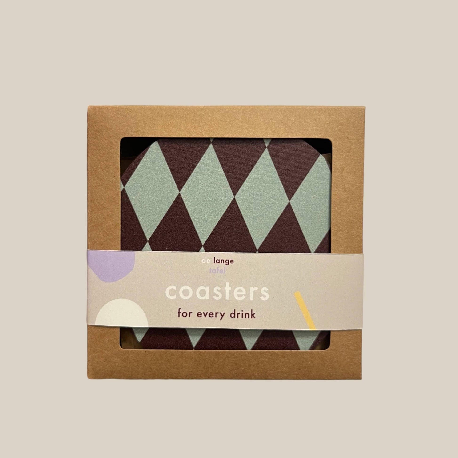 Das Set De Lange Tafel - Untersetzer Diamond - Mint/Aubergine zeigt ein grünes und braunes Rautenmuster, das in einer Box mit der Aufschrift "Untersetzer für jedes Getränk" präsentiert wird. Die moderne Verpackung unterstreicht dieses nachhaltige Produkt der De Lange Tafel.