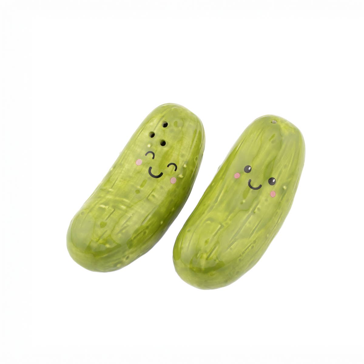 Zwei grüne, essiggurkenförmige Objekte mit lächelnden Comic-Gesichtern und rosa Wangen bilden das Salz- und Pfefferstreuer-Set | In Essiggurken-Form, 2er-Set von Sass & Belle Europe. Das Set besticht durch ein charmantes Essiggurken-Design: Ein Streuer hat schwarze Punkte über dem Gesicht, die darauf hinweisen, dass er entweder Salz oder Pfeffer enthält. Beide sind vor einem schlichten weißen Hintergrund abgebildet, was dieses Set zu einer verspielten Geschenkidee für jede Küche macht.
