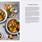 Auf einer grauen Fläche sind zwei Schalen mit Gemüse-Korma mit Naan abgebildet, die von der britischen Küche inspiriert sind. Auf der rechten Seite befindet sich eine Rezeptanleitung aus "London Lovestory" vom Hölker Verlag. Die eine Schale steht auf einem weißen Teller mit Samen, die andere neben einer gestreiften Serviette.