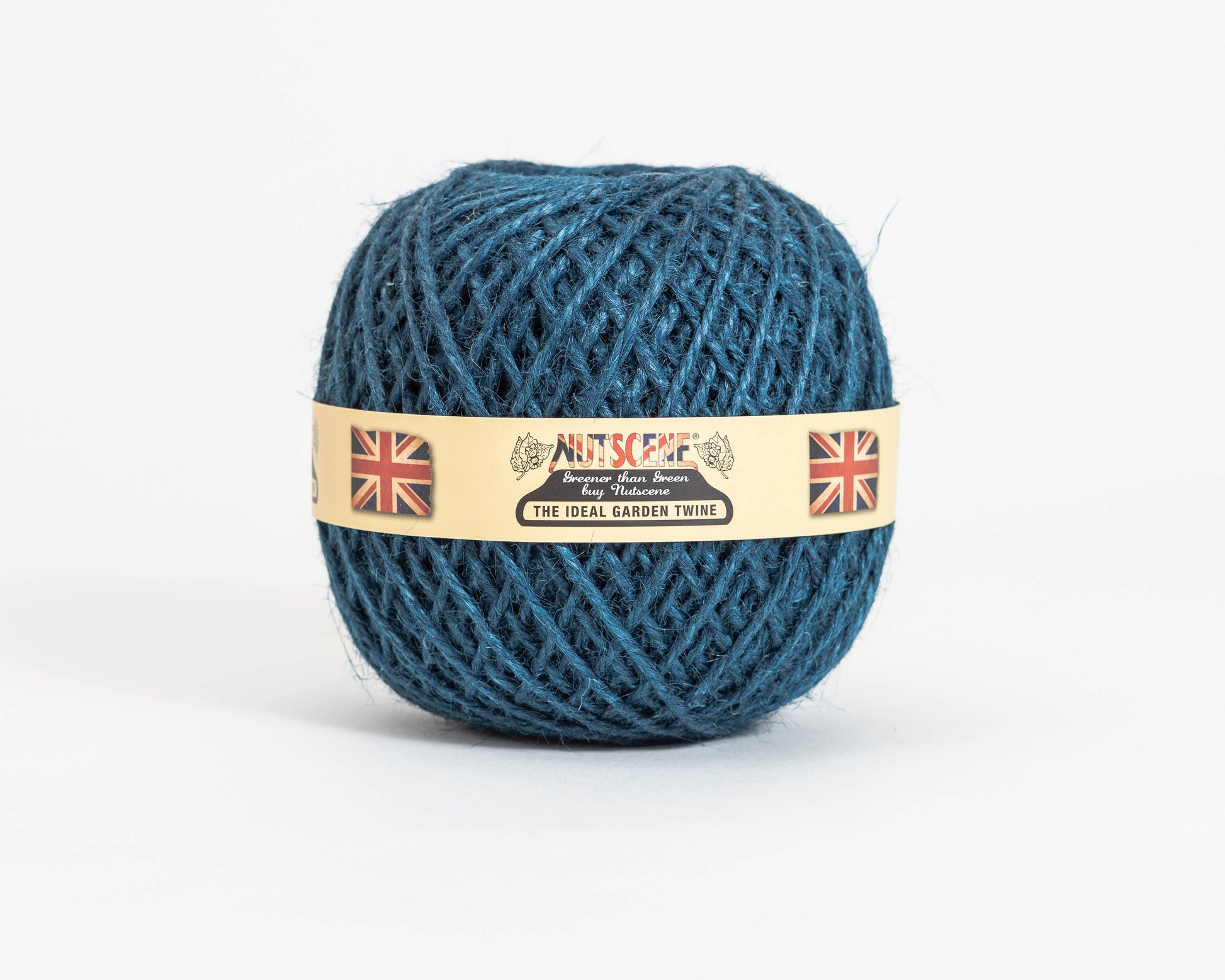 Ein farbenfroher blauer Jute-Schnurball – Nutscene | Farbenfroher Jute-Schnurball in Blau, 130 m, von Nutscene Twines Ltd – verfügt über ein beiges Etikett mit der britischen Flagge auf beiden Seiten und dem Schriftzug „Nutscene The Ideal Garden Twine“ auf weißem Hintergrund. Perfekt als Gartenschnur für all Ihre Gartenprojekte.