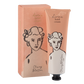 Eine pfirsichfarbene Tube Archivist | 'Kirschblüte' Handcreme von Archivist Gallery steht aufrecht mit der Kappe nach unten, zusammen mit einer passenden Schachtel. Beide zeigen eine einfache schwarze Strichzeichnung eines Frauengesichts und den Text "Cherry Blossom" (Kirschblüte).
