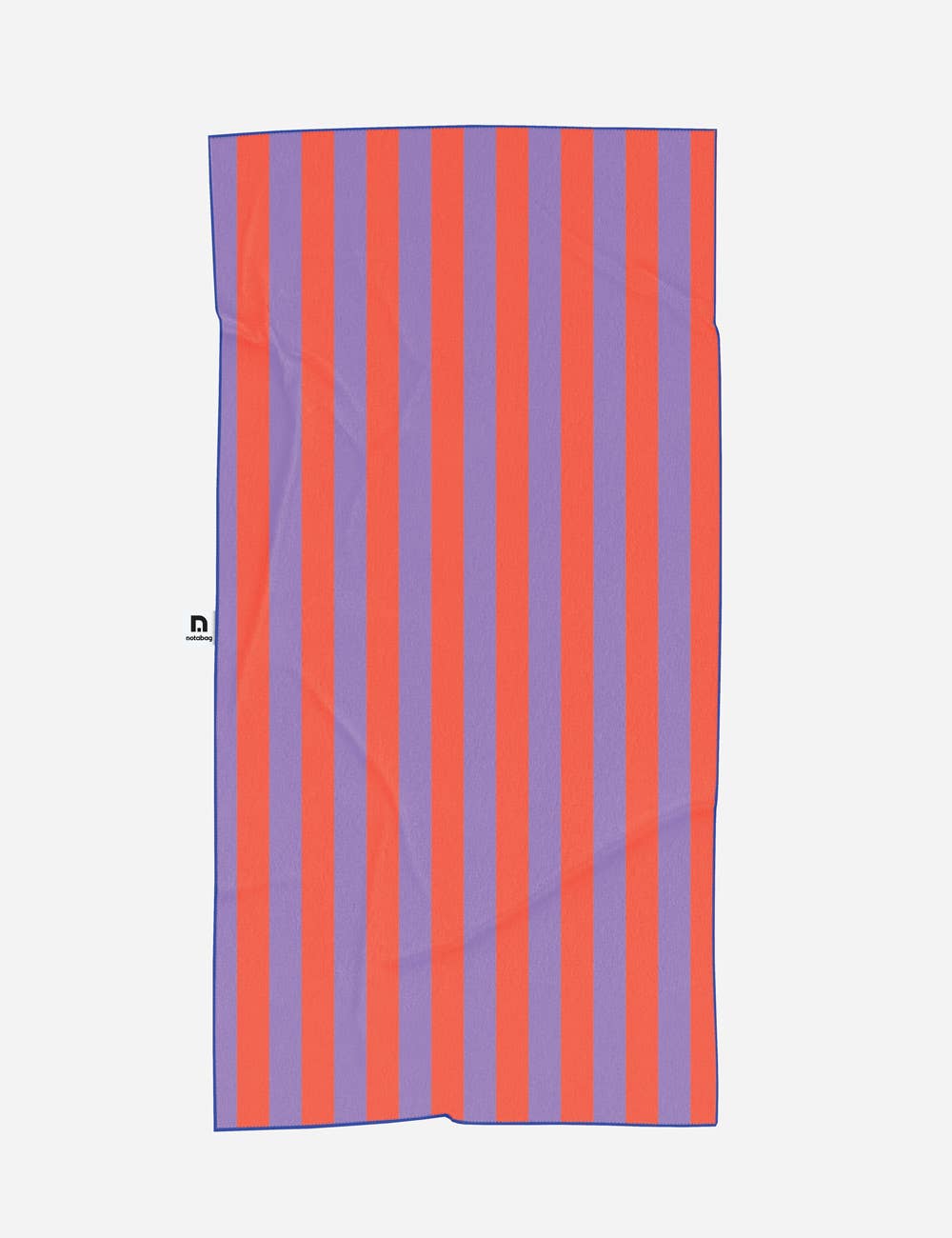 Das „Notabag | Handtuch rot & lila gestreift 78 × 160 cm“ ist ein rechteckiges Handtuch mit vertikalen roten und violetten Streifen, das von Notabag aus recyceltem Material hergestellt wurde. Auf der linken Seite befindet sich ein kleines schwarz-weißes Etikett.