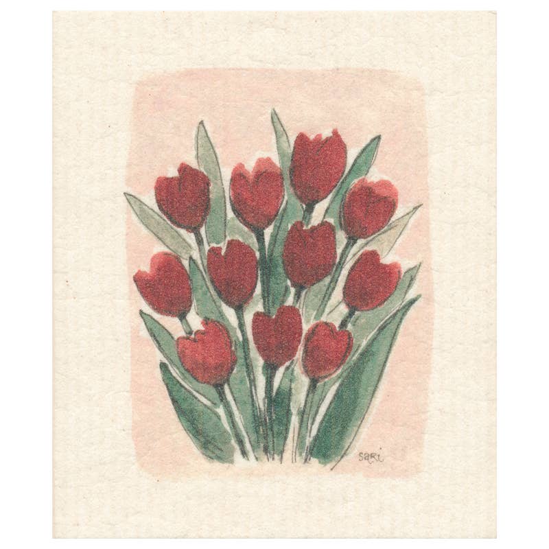 Ein handgemalter Strauß roter Tulpen mit grünen Blättern ziert das beigefarbene 'Rote Tulpen' biologisch abbaubares Schwammtuch von More Joy Home, das in der rechten unteren Ecke Saris Unterschrift trägt.