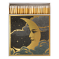 Die Streichhölzer der Archivist Gallery 'Land der Träume' befinden sich in einer dekorativen Schachtel mit einem Mond und einem Gesicht aus Goldfolie, umgeben von Wolken und Sternen - ein magisches Geschenk mit schimmernden Akzenten.