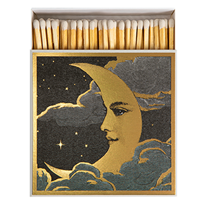 Die Streichhölzer der Archivist Gallery 'Land der Träume' befinden sich in einer dekorativen Schachtel mit einem Mond und einem Gesicht aus Goldfolie, umgeben von Wolken und Sternen - ein magisches Geschenk mit schimmernden Akzenten.