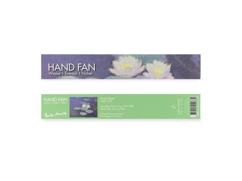Zwei rechteckige Etiketten für das Museum | Handfächer „Waterlilies Abendlicht“ von Monet aus Bambus von MUSEUM WEBSHOP, mit Claude Monets Seerosenmotiv, Produktinformationen und Barcode auf weißem Hintergrund – ein elegantes Geschenk für Kunstliebhaber.