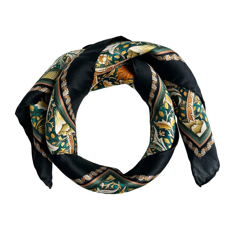 Der Koustrupco | Seidenschal Morris Windrush grün 50 x 50 cm von Koustrupco besticht mit schwarzem Rand und kunstvollen grünen, goldenen und weißen floralen Mustern, kreisförmig auf weißem Hintergrund drapiert.