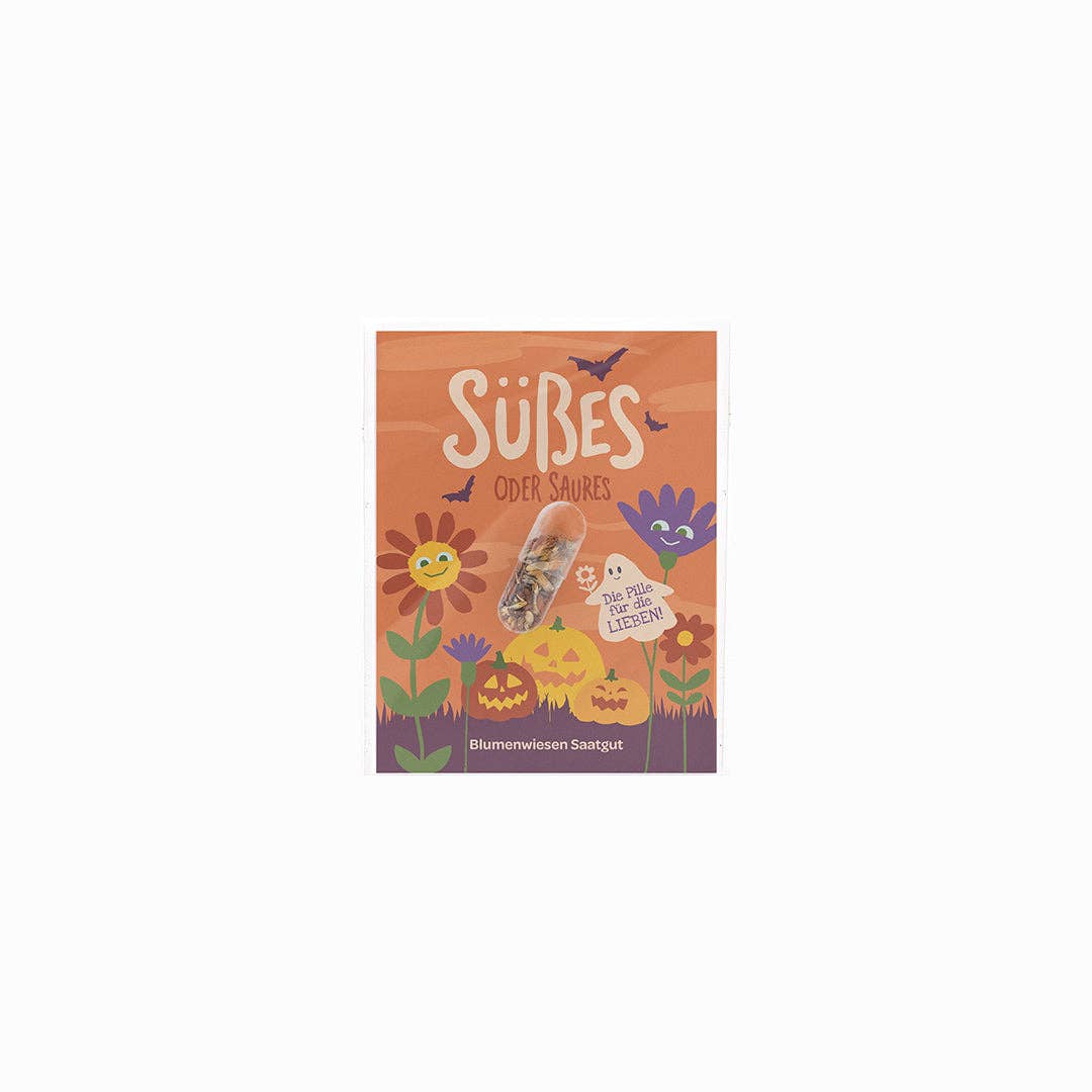 Die „Süßes oder Saures“-Halloween-Saatpille „Süßes“ von Stadtgärtner Saatgut wird in einem orangefarbenen Bonbontütchen mit einem festlichen Halloween-Motiv geliefert, das Kürbisse, Fledermäuse und Blumen zeigt, zusammen mit den deutschen Aufschriften „Süßes oder Saures“ und „Blumenwiesen-Saatgut“. Durch ein kleines Fenster ist die darin enthaltene Wildblumen-Saatgutmischung zu sehen – ideal für Halloween-Fans der Saatpille!.