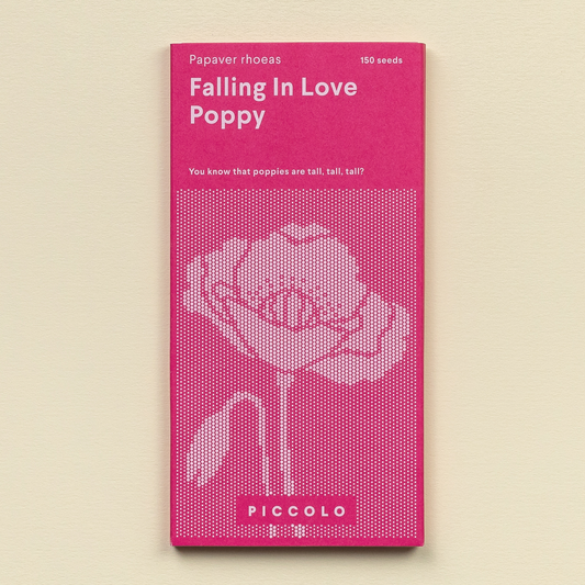 Eine rechteckige rosafarbene Packung mit der Aufschrift Piccolo Seeds | Kollektion "Poppy Verliebt sich" zeigt eine gepunktete Mohn-Illustration, erwähnt 150 Samen der Ziermohn Sorte Falling in Love und zeigt die Marke Piccolo Seeds am unteren Rand.