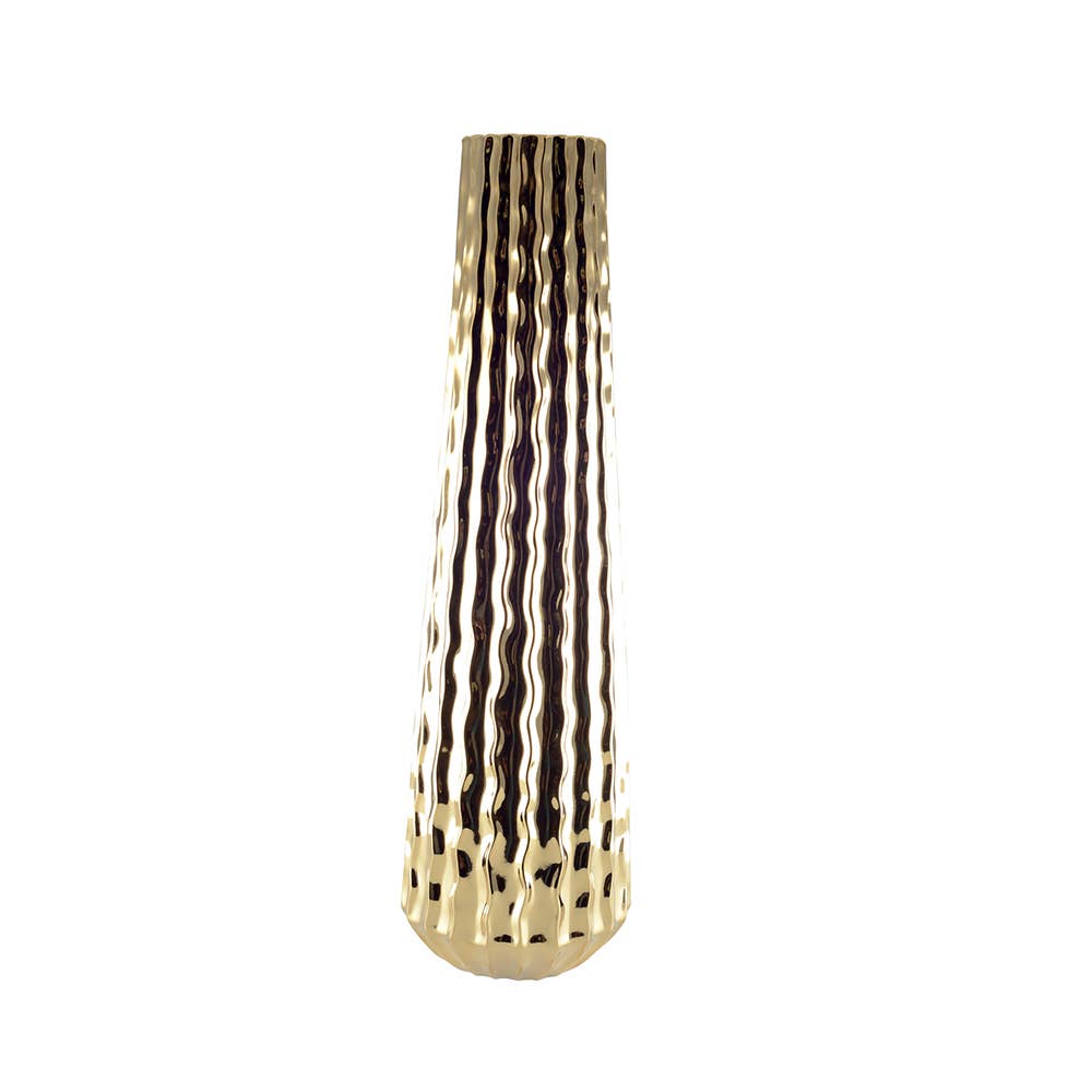 Die AULICA | Glänzende goldene Vase (15,5 x 15,5 x 55,5 cm) hat einen hohen, schmalen Hals und ein strukturiertes Wellenmuster - ein elegantes Dekorationsstück für jeden Raum.