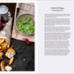 Eine Portion Fish'n'Chips mit Erbsen liegt auf einer Zeitung neben Ketchup und Salz, daneben ist ein deutsches Rezept für Fish'n'Chips mit Erbsen aus "London Lovestory" vom Hölker Verlag abgedruckt.